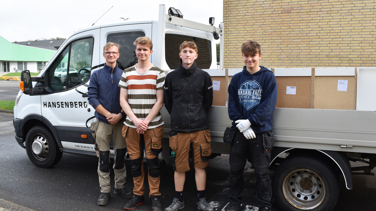 Tømrerelever Fra Teknisk Skole Har Hentet Køkkenskabe I Etageboliger, Der Skal Nedrives I Munkebo. Foto Hansenberg